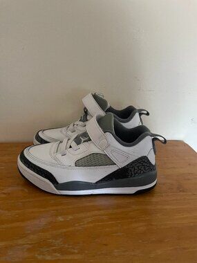 Jordan Boys Spizike Low. Gray/White. US 1y, UK 13.5.